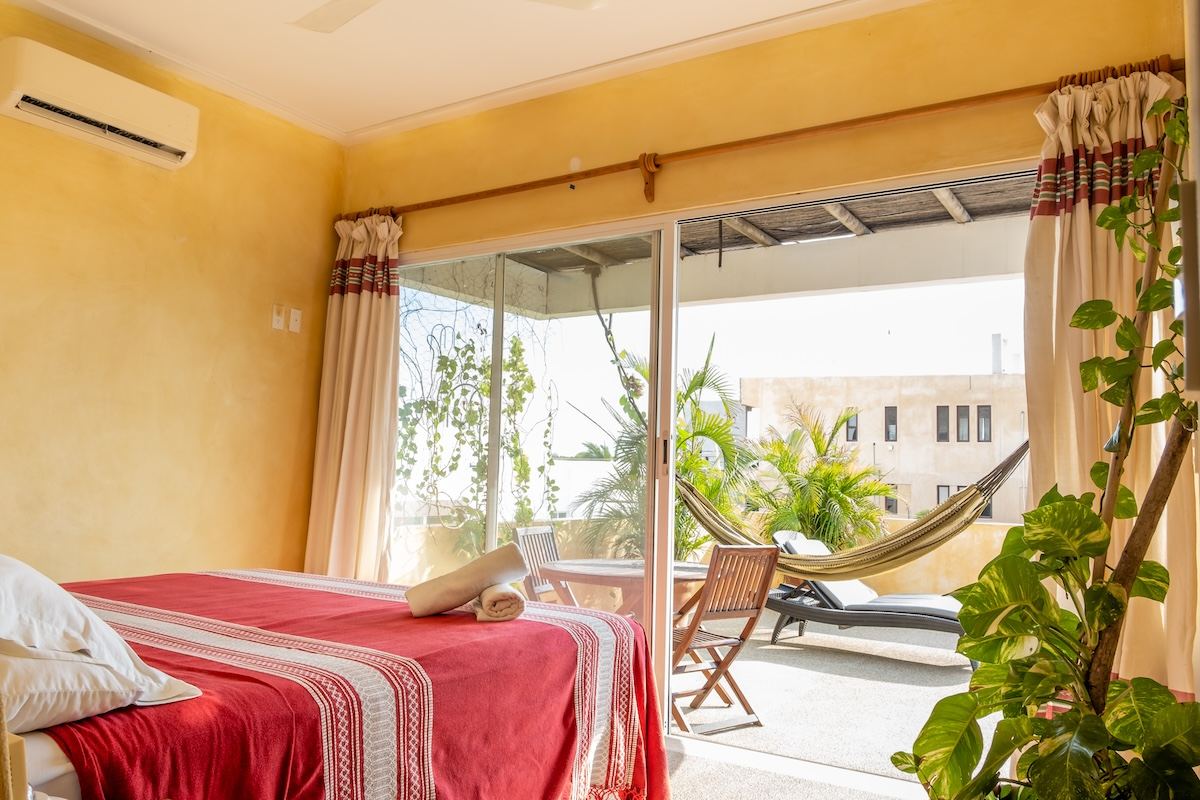 Suite con cama king y salida a la terraza